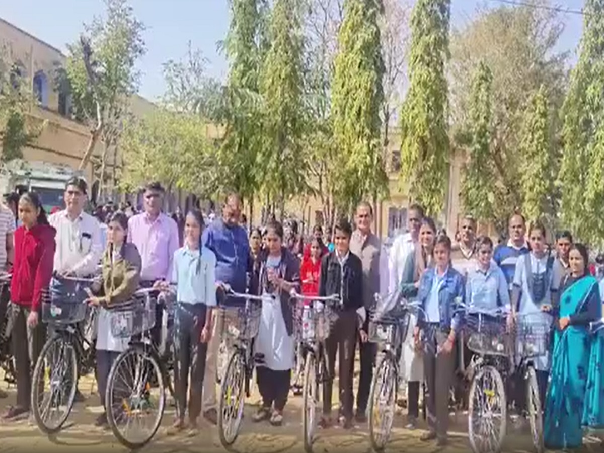 Neemkathana News: गजानंद मोदी हाई स्कूल में साइकिल वितरण समारोह का आयोजन, बालिकाओं के खिले चेहरे