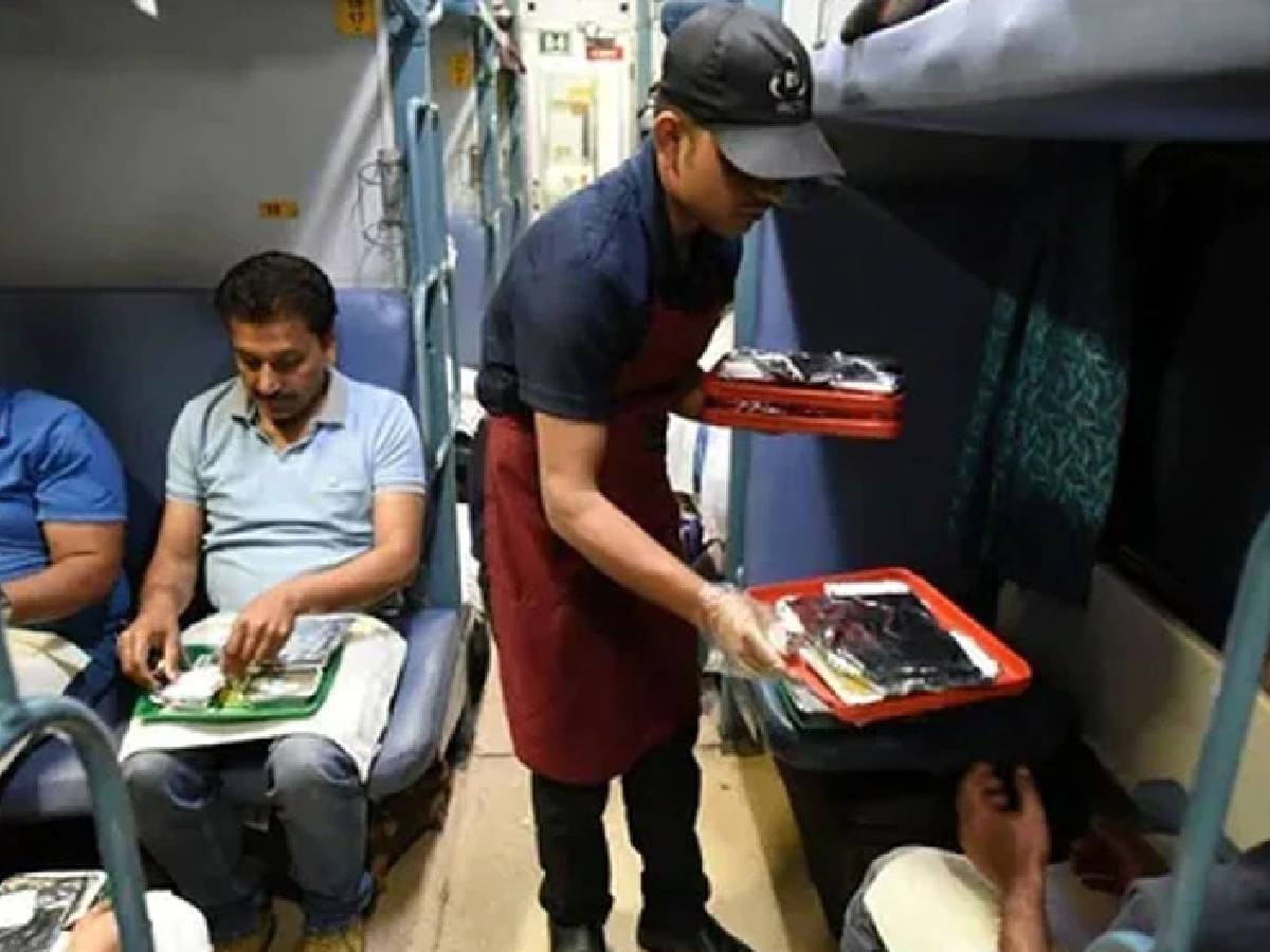 IRCTC facilities: ट्रेन में बेस किचन के माध्यम से मिलेगा अच्छा, ताजा खाना, जानें यहां पूरी खबर 