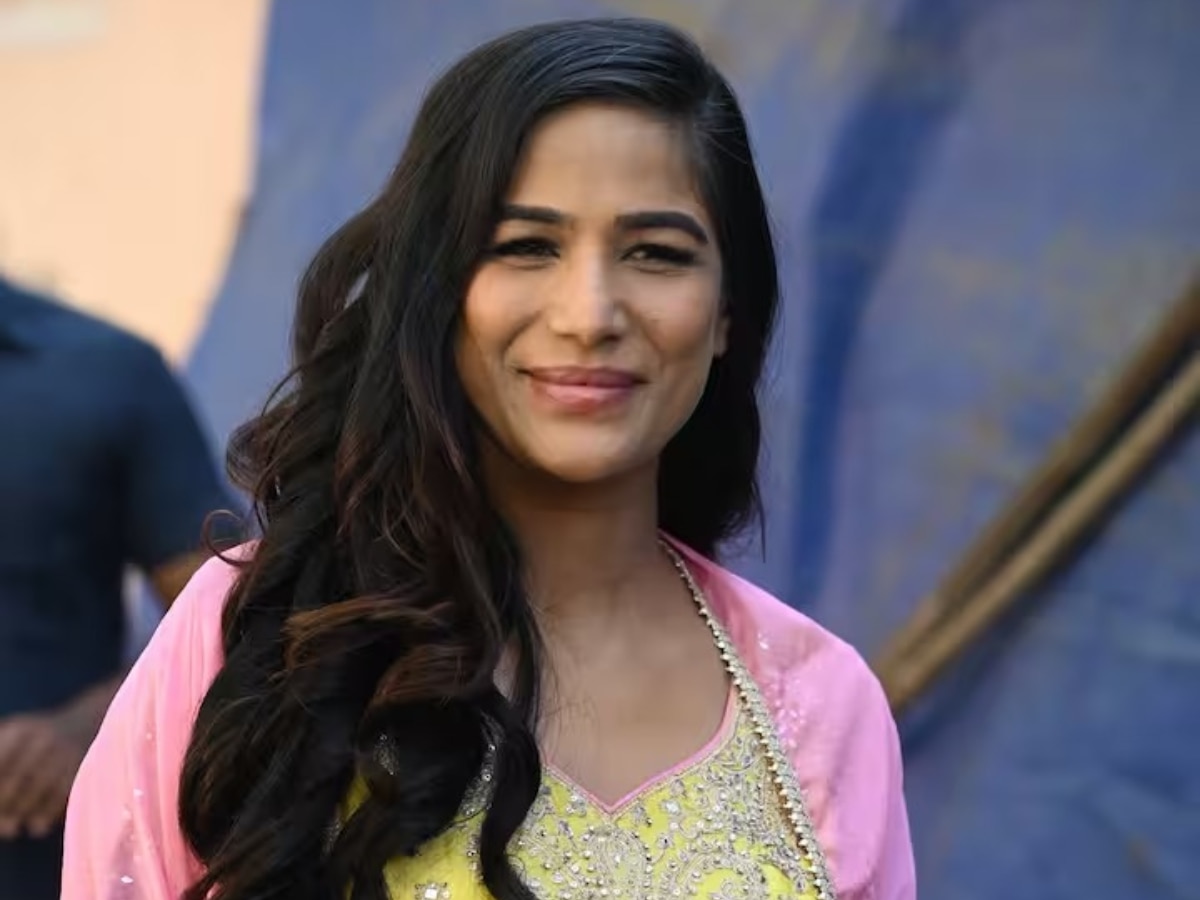 Poonam Pandey: पूजा की थाल लिए मंदिर पहुंचीं पूनम पांडे, मौत की अफवाह के बाद पहली बार आईं सामने