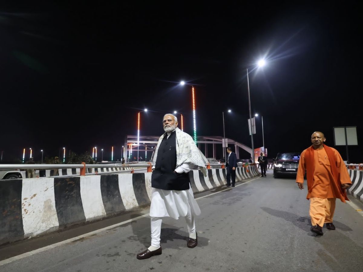 PM Modi in Varanasi: देर रात काशी की सड़कों पर चली डबल इंजन की सरकार, पीएम मोदी और सीएम योगी ने किया निरीक्षण