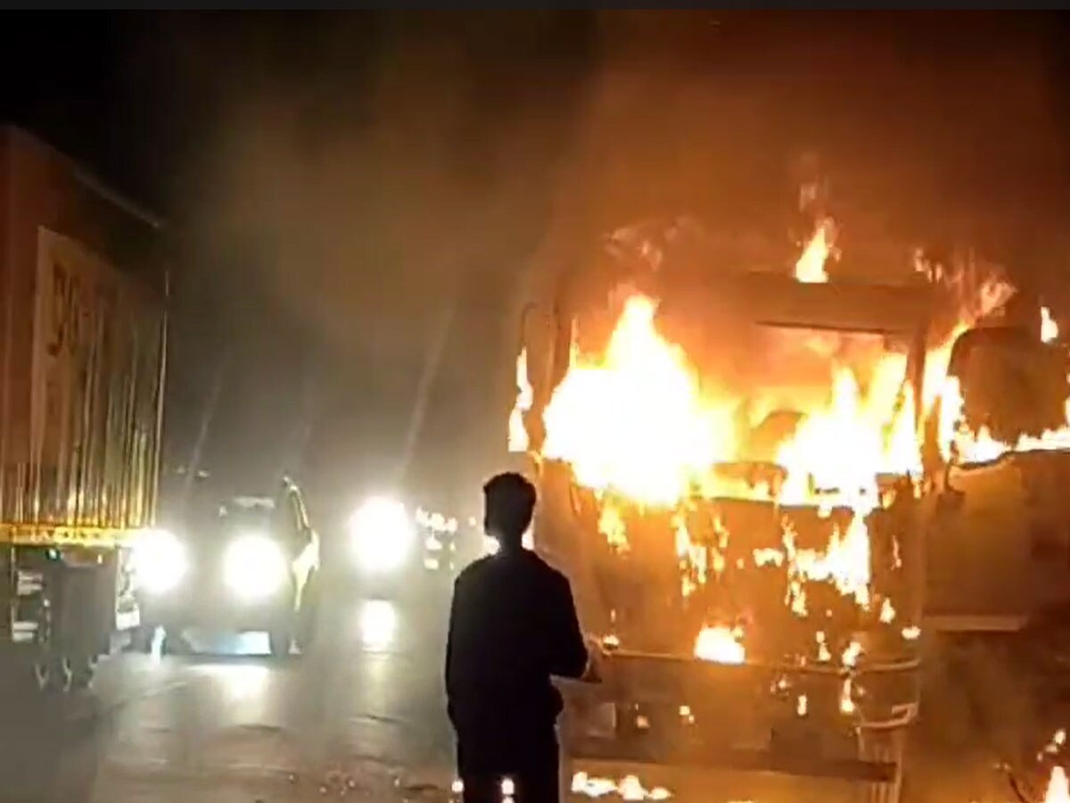 Chittorgarh News: हाईवे पर दौड़ते ट्रेलर में शॉर्ट सर्किट की वजह से लगी आग, अफरा-तफरी का माहौल बना