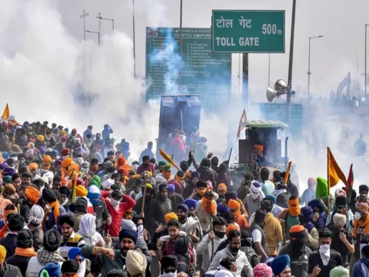 Kisan Andolan: खनौरी बॉर्डर पर जा रहे किसानों पर लाठीचार्ज, शुभकरण का पोस्टमार्टम नहीं कराने पर अड़े किसान