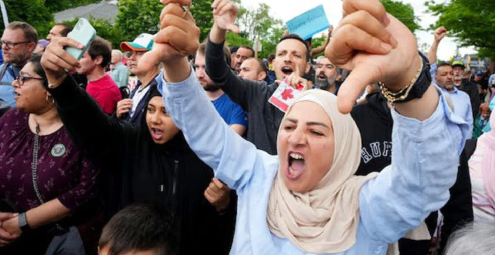 Canada news on mosque:କାନାଡାରେ ମସଜିଦ ମଧ୍ୟକୁ ସାଂସଦ ପ୍ରବେଶ ମନା,ମୁସଲିମ୍ ସଂଗଠନ ଜାରି କଲେ ଫତୱା Canada news on mosque:କାନାଡାରେ ମସଜିଦ ମଧ୍ୟକୁ ସାଂସଦ ପ୍ରବେଶ ମନା,ମୁସଲିମ୍ ସଂଗଠନ ଜାରି କଲେ ଫତୱା