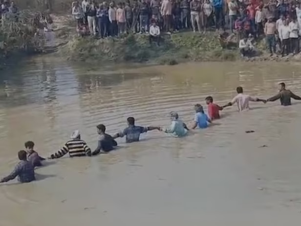 uttar pradesh kasganj tractor trolley fall in pond killed 15 people ...