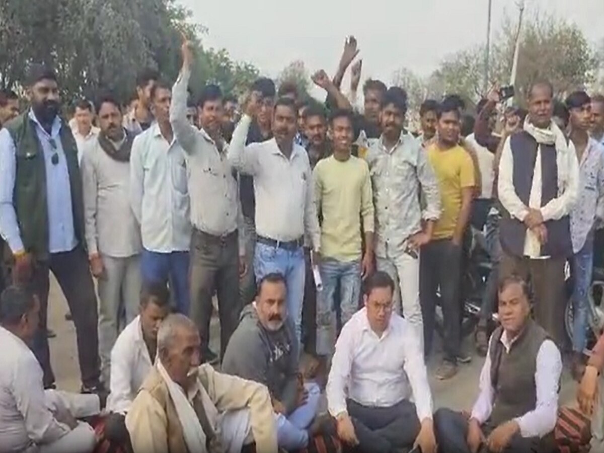 Dholpur News: जाम और जलभराव से परेशान लोग, जिम्मेदार अधिकारियों के खिलाफ धरने पर बैठे