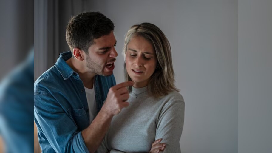 Tips to handle an aggressive partner and save relationship | छोटी-छोटी ...