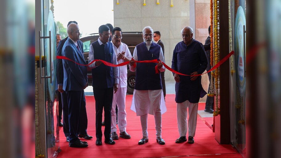 PM Modi ଦେଶ ପାଇଁ ଉତ୍ସର୍ଗ କଲେ 5 AIIMS, ଏହି ରାଜ୍ୟଗୁଡିକ ପାଇଲେ ସୁପର ସ୍ପେସିଆଲିଟି ହସ୍ପିଟାଲ୍
