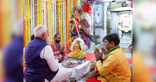 क्या PM मोदी का द्वारकाधीश मंदिर के दर्शन करना 'कृष्णभक्तों' को संदेश?