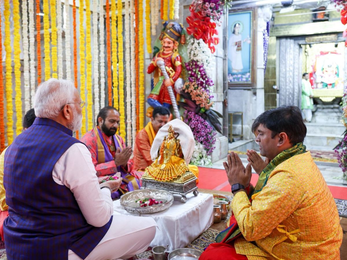 क्या PM मोदी का द्वारकाधीश मंदिर के दर्शन करना 'कृष्णभक्तों' को संदेश?