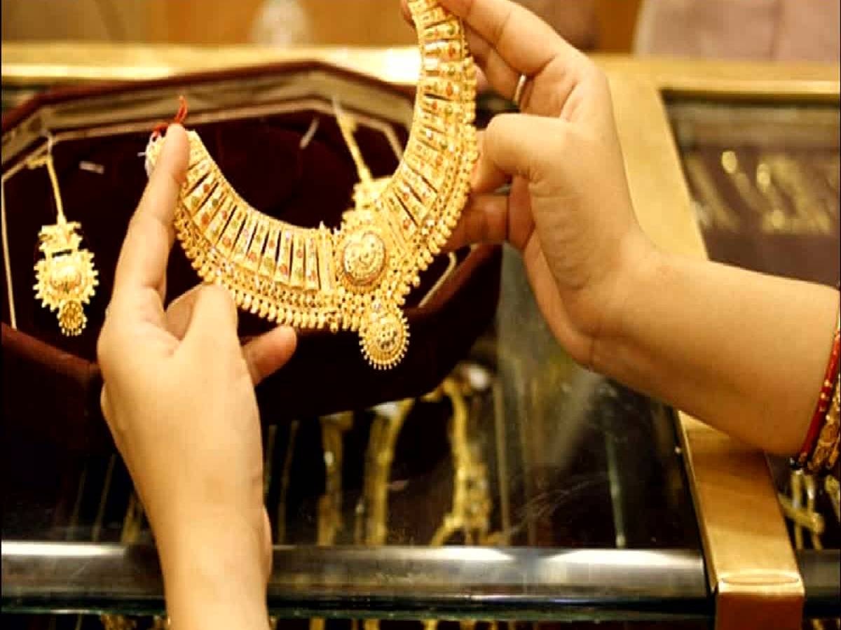 Gold and Silver Price: सोने-चांदी के भाव में आई गिरावट, जानें अपने शहर में 10 ग्राम गोल्ड का रेट