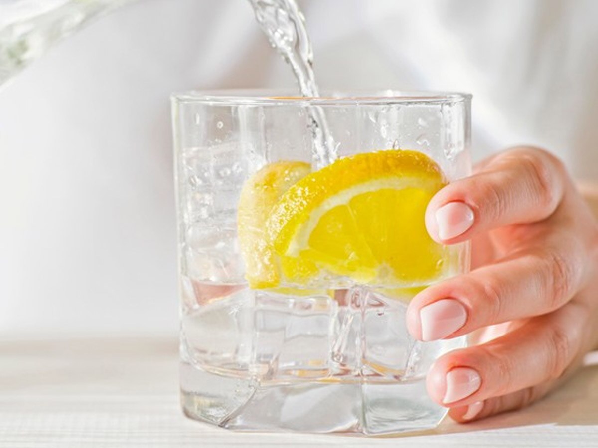 Lemon Water Benefits: डायबिटीज समेत इन 5 चीजों में फायदेमंद है नींबू पानी