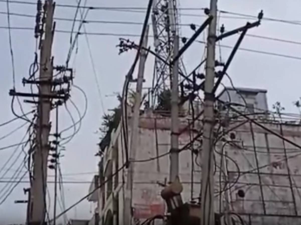Ambala News: बीच सड़क खड़े बिजली के खंभे दे रहे हादसे को दावत, विभाग ने बताई मजबूरी