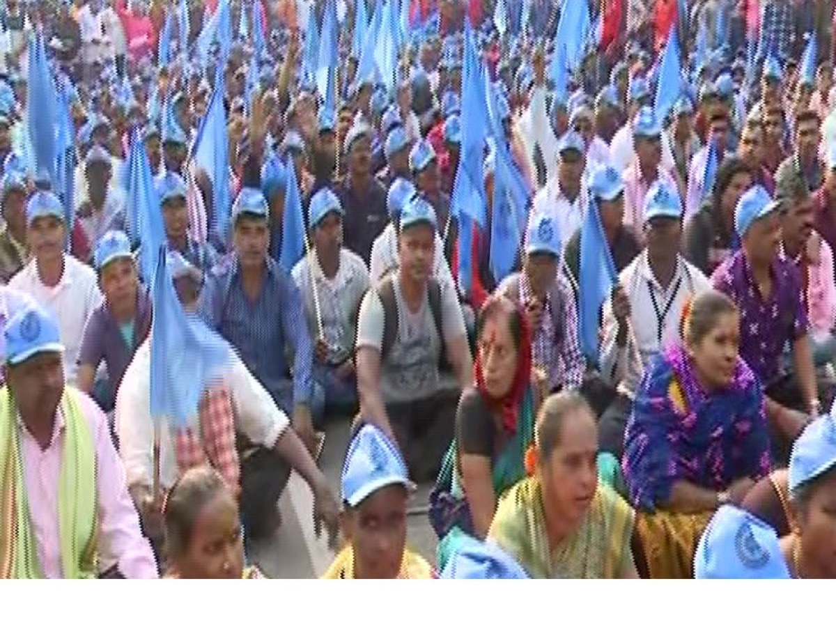 Fishermen Strike: ୬ ଦଫା ଦାବି ନେଇ ରାଜ ରାସ୍ତାରେ ମତ୍ସ୍ୟଜୀବୀଙ୍କ ଗର୍ଜନ Fishermen Strike: ୬ ଦଫା ଦାବି ନେଇ ରାଜ ରାସ୍ତାରେ ମତ୍ସ୍ୟଜୀବୀଙ୍କ ଗର୍ଜନ