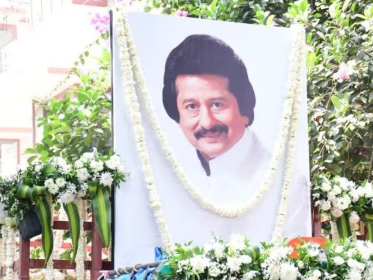 Pankaj Udhas Funeral: पंचतत्व में विलीन हुई पंकज उधास, नम आंखों से दी परिवार अंतिम विदाई