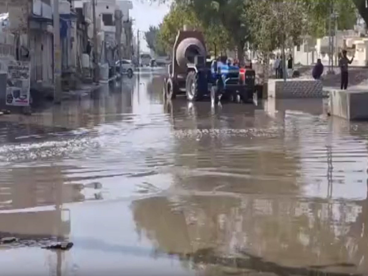 Churu News: सड़क पर बह रहा गंदा पानी, कुंभकरण की नींद सो रहे जिम्मेदार अधिकारी 