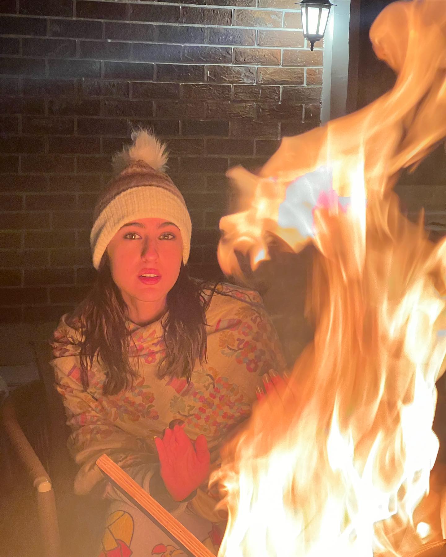 हाथ तापतीं नजर आईं