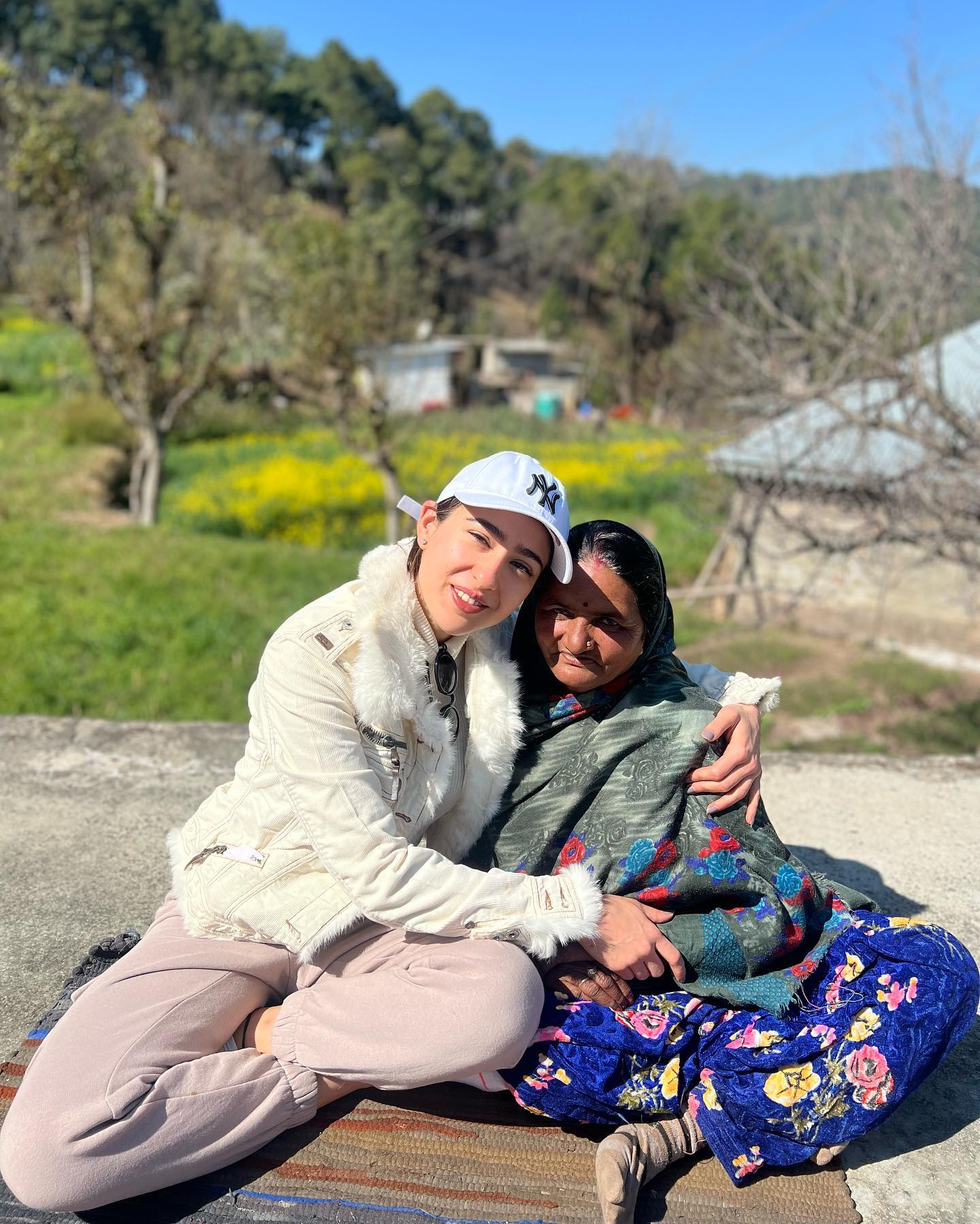 सारा ने किसे लगा लिया गले