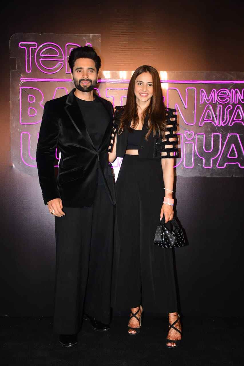 एक्ट्रेस ने फ्लॉन्ट किया पिंक चूड़ा