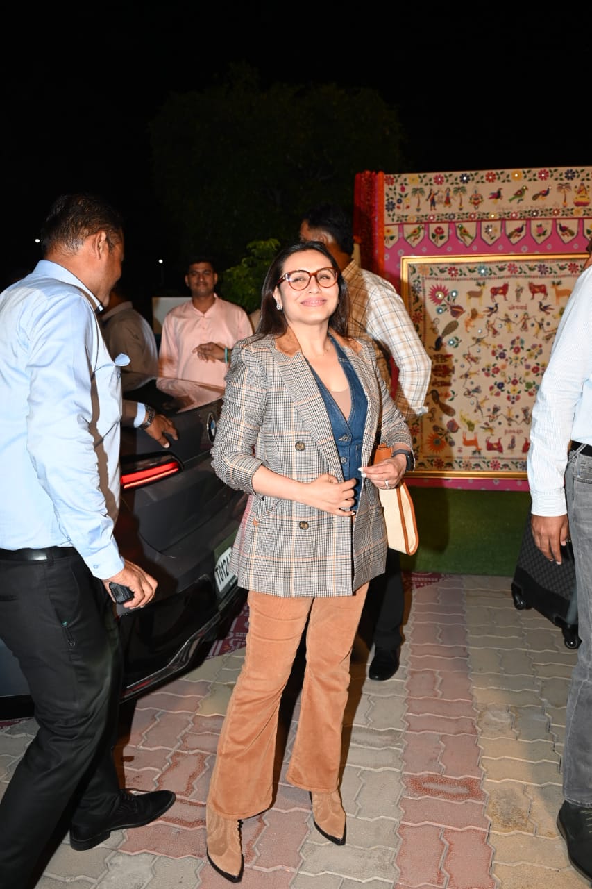 Anant-Radhika के प्री-वेडिंग फंक्शन के लिए रानी मुखर्जी, एटली सहित पहुंचे कई सितारे, जामनगर एयरपोर्ट पर लगा जमावड़ा 18 रानी मुखर्जी