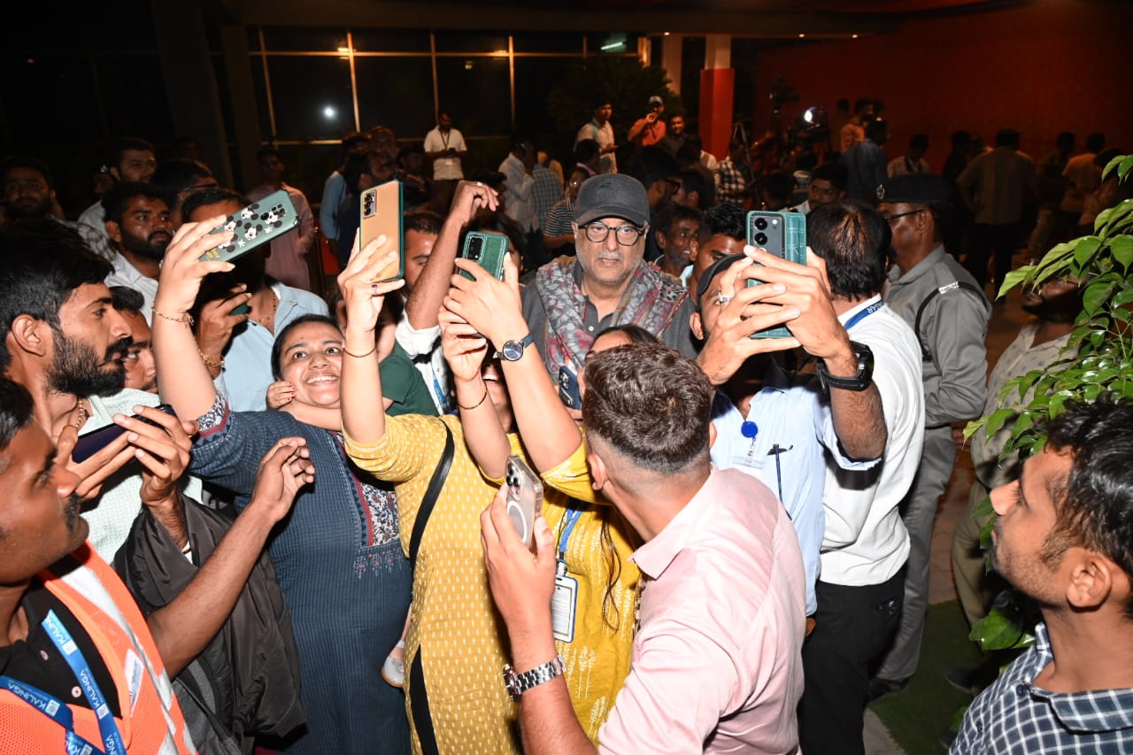 Anant-Radhika के प्री-वेडिंग फंक्शन के लिए रानी मुखर्जी, एटली सहित पहुंचे कई सितारे, जामनगर एयरपोर्ट पर लगा जमावड़ा 20 बोनी कपूर