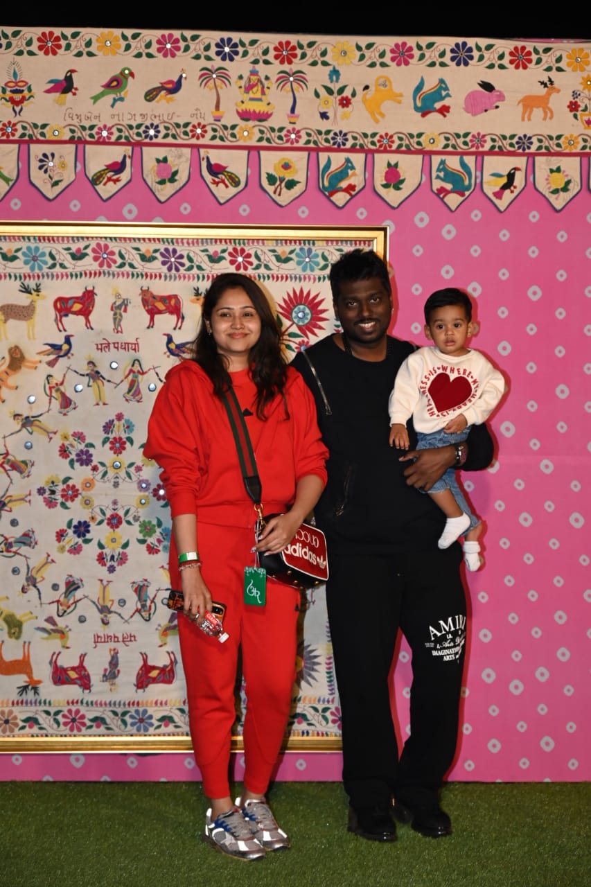 Anant-Radhika के प्री-वेडिंग फंक्शन के लिए रानी मुखर्जी, एटली सहित पहुंचे कई सितारे, जामनगर एयरपोर्ट पर लगा जमावड़ा 21 परिवार संग पहुंचे एटली कुमार