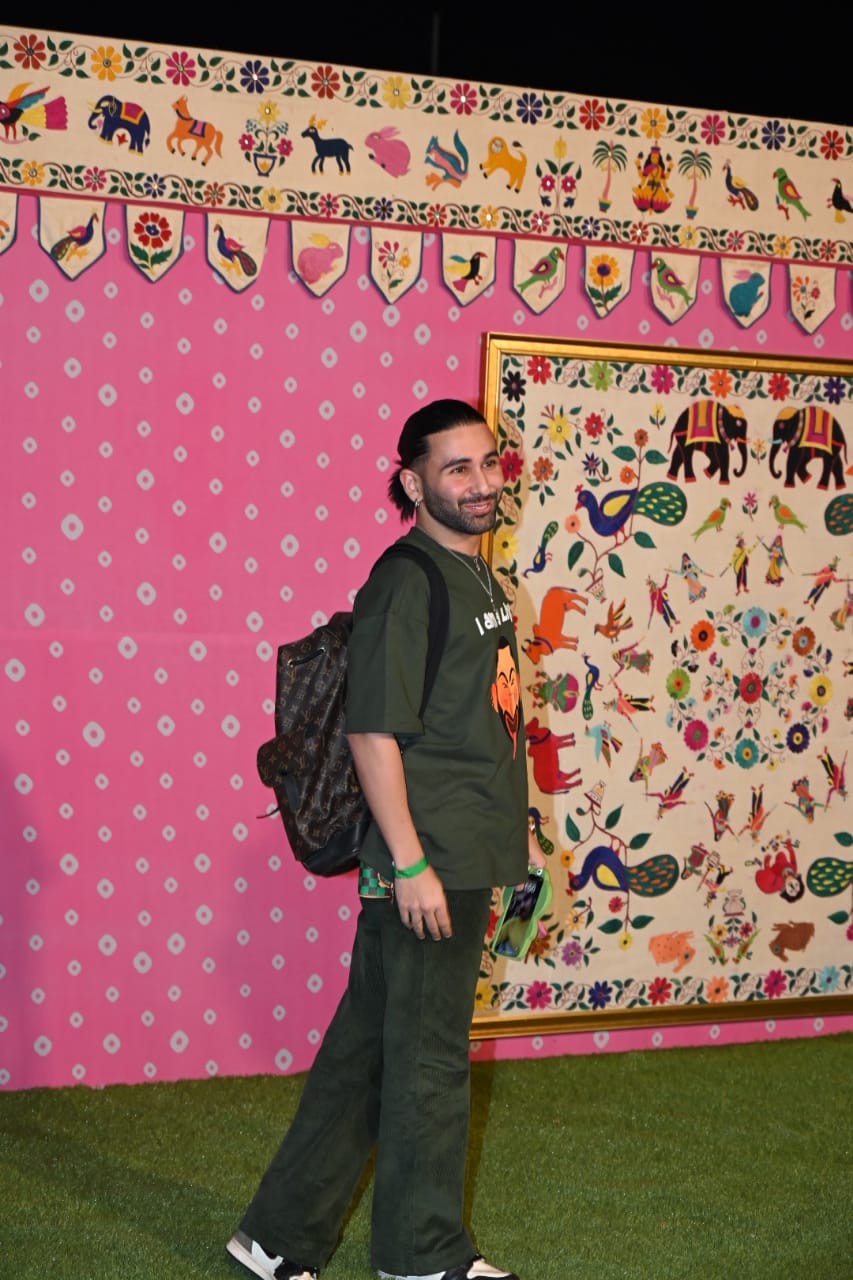 Anant-Radhika के प्री-वेडिंग फंक्शन के लिए रानी मुखर्जी, एटली सहित पहुंचे कई सितारे, जामनगर एयरपोर्ट पर लगा जमावड़ा 22 ओरी