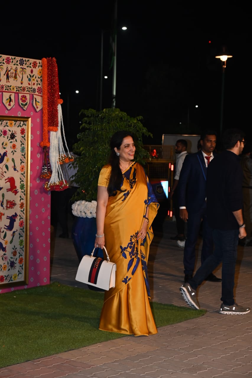 Anant-Radhika के प्री-वेडिंग फंक्शन के लिए रानी मुखर्जी, एटली सहित पहुंचे कई सितारे, जामनगर एयरपोर्ट पर लगा जमावड़ा 24 आदित्य ठाकरे परिवार संग पहुंचे
