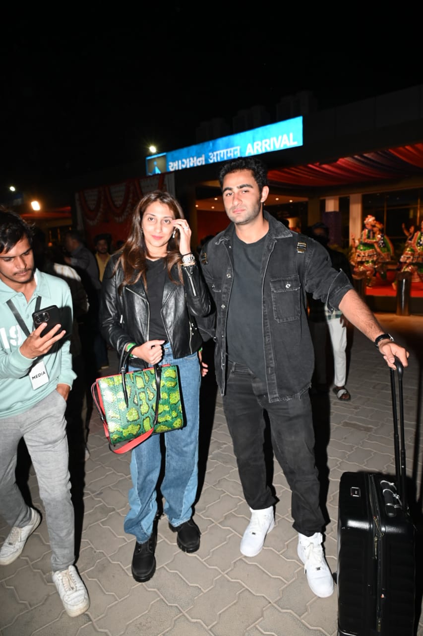 Anant-Radhika के प्री-वेडिंग फंक्शन के लिए रानी मुखर्जी, एटली सहित पहुंचे कई सितारे, जामनगर एयरपोर्ट पर लगा जमावड़ा 19 अरमान जैन