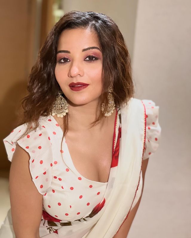 पॉपुलर अदाकारा