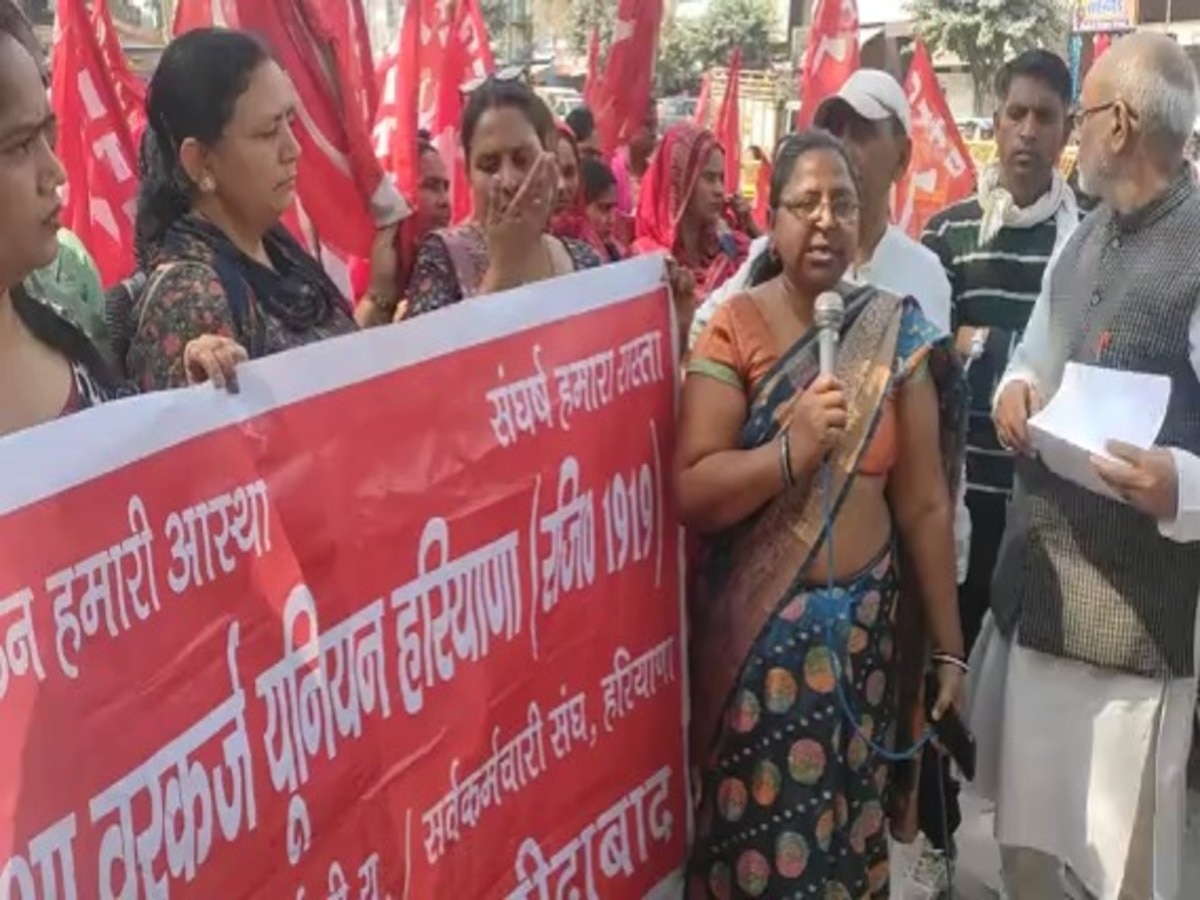 Ballabhgarh: आशा वर्करों ने किया कैबिनेट मंत्री मूलचंद शर्मा के फरीदाबाद कार्यालय का घेराव