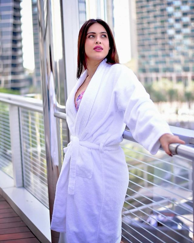 लाइमलाइट में रहती हैं अदाकारा