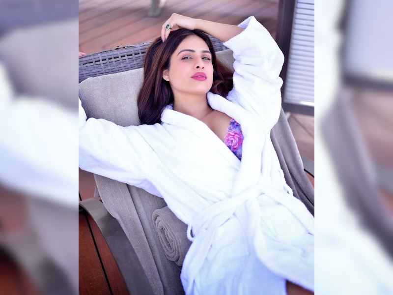 बाथरोप में नेहा का बोल्ड लुक