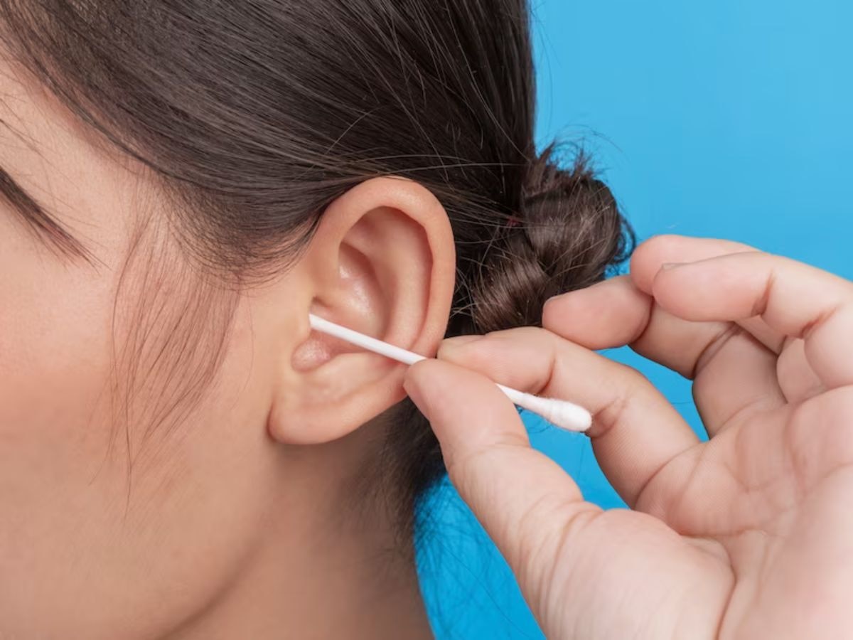 Ear Cleaning: क्यों इन दिनों कान सफाई के वीडियो हो रहे वायरल? डॉक्टर से जानें साफ करने का सही तरीका