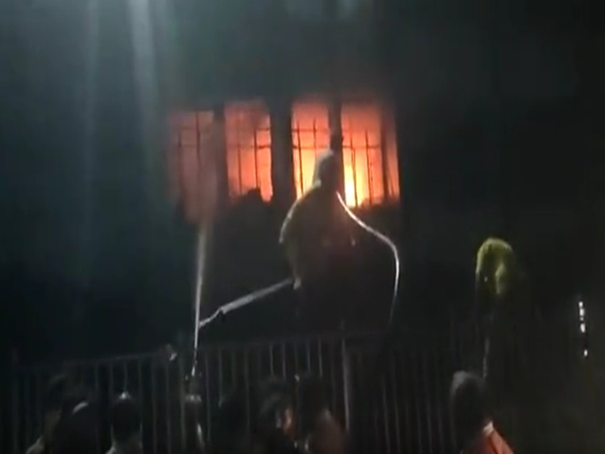 धनबाद SNMMCH के डायलिसिस यूनिट में अचानक लगी आग, मची भगदड़ jharkhand news sudden fire broke out in the dialysis unit of SNMMCH in Dhanbad, a stampede broke out.
