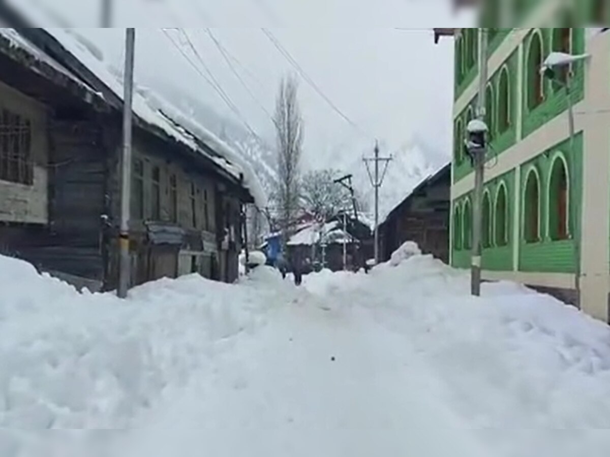 Jammu Kashmir weather: जम्मू-कश्मीर में भारी बर्फबारी से जन-जीवन प्रभावित, कई रास्ते बंद!