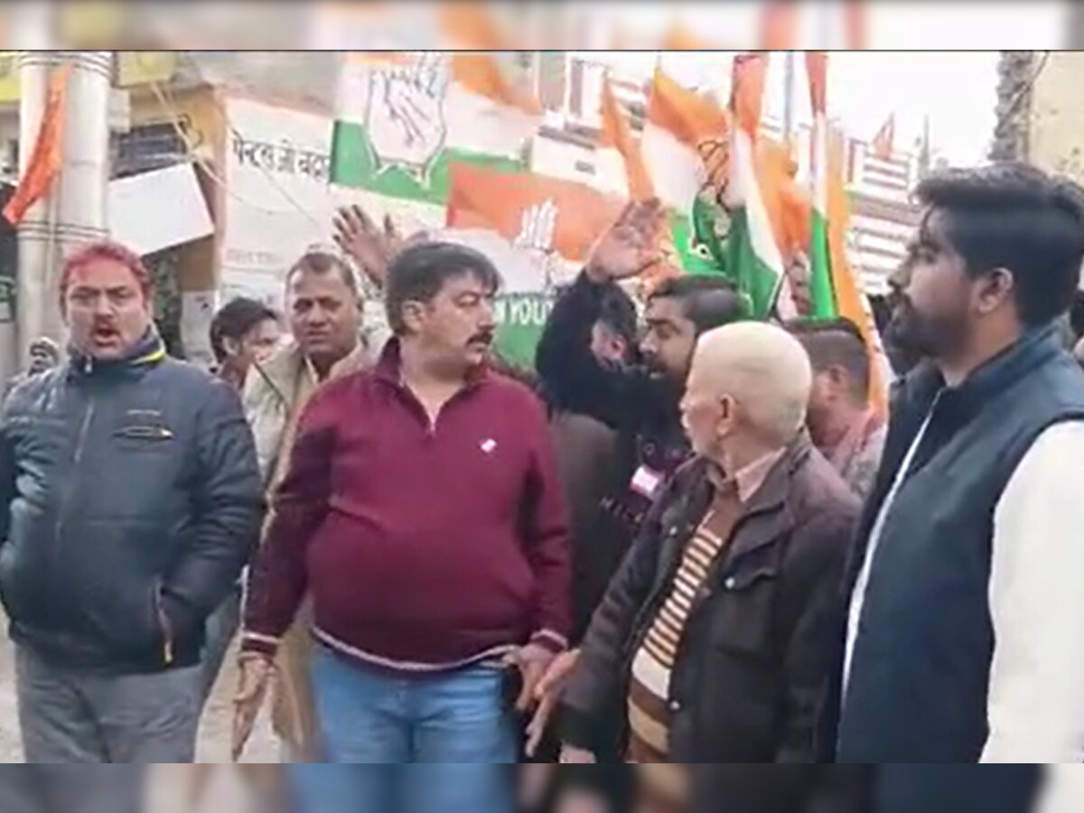 Himachal Congress: ऊना में कांग्रेस के बागी नेता दविंदर भुट्टो के खिलाफ कांग्रेस का गुस्सा, किया प्रदर्शन