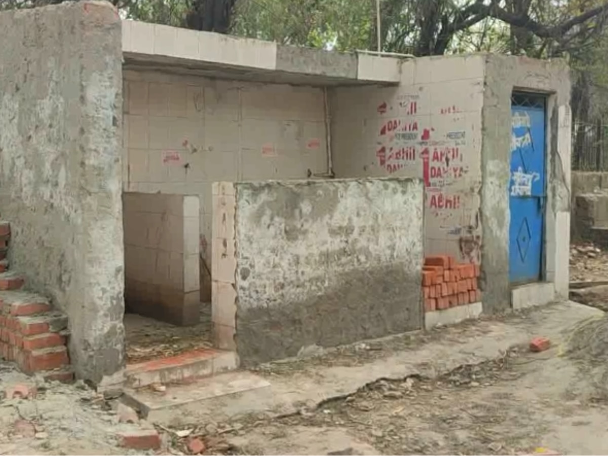 Delhi News: पब्लिक टॉयलेट पर कई साल से लटका ताला, मुसीबत ऐसी कि पार्षद को करना पड़ा ये काम 