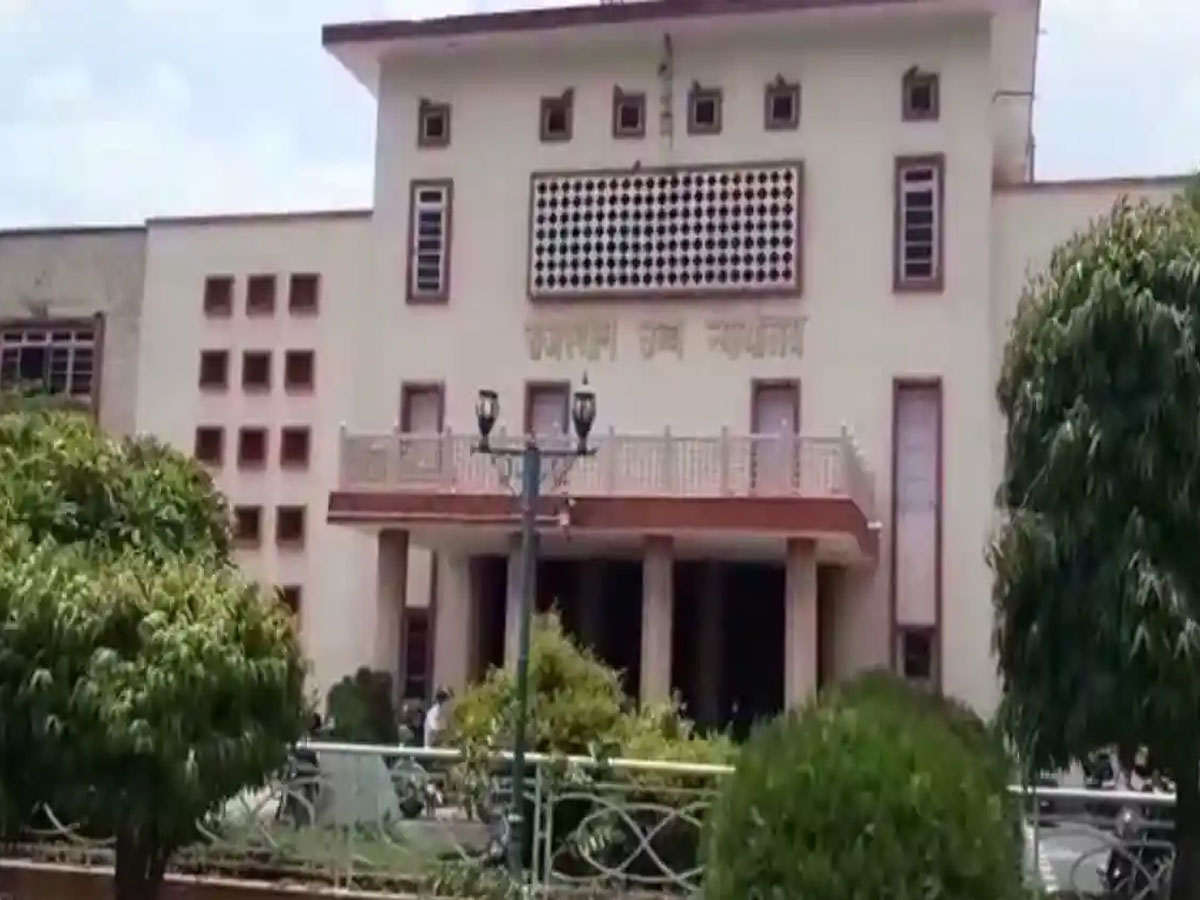 Rajasthan High Court : 10 साल से काम कर रहे संविदा कर्मियों को नियमित नहीं करने पर मांगा जवाब