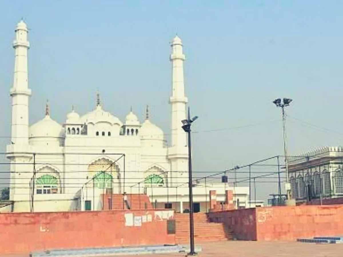 वक्फ ट्रिब्यूनल में सुना जाए टीले वाली मस्जिद का मामला; सुन्नी वक्फ बोर्ड ने लगाई अर्जी वक्फ ट्रिब्यूनल में सुना जाए टीले वाली मस्जिद का मामला; सुन्नी वक्फ बोर्ड ने लगाई अर्जी