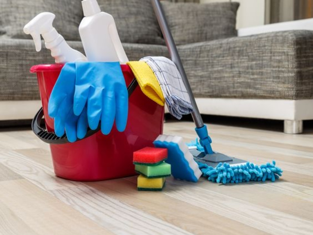 Mix these 5 things in water while mopping पोछा लगाते समय पानी में मिलाएं ये 5 चीजें, चमक उठेगा