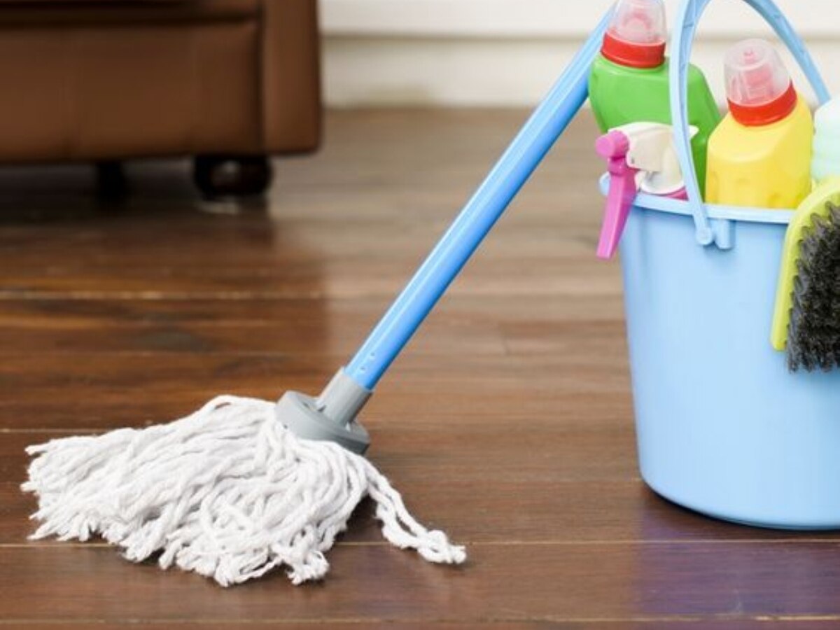Mix these 5 things in water while mopping पोछा लगाते समय पानी में मिलाएं ये 5 चीजें, चमक उठेगा