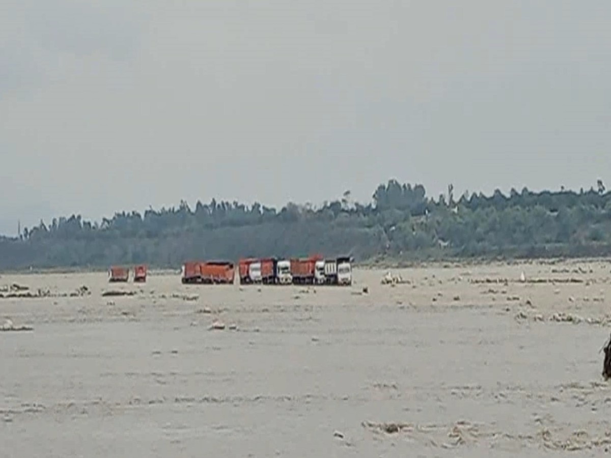 Paonta Sahib की यमुना नदी में फंसे खनन करने गए ट्रक और ट्रक्टर, 12 लोगों का किया गया रेस्क्यू