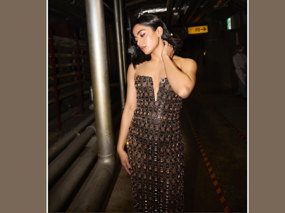 एम्बेलिश्ड ड्रेस में लगीं बला की खूबसूरत