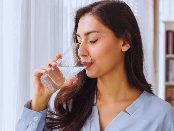 सुबह बिना ब्रश के पानी पीने से क्या होता है, आइए जानते हैं