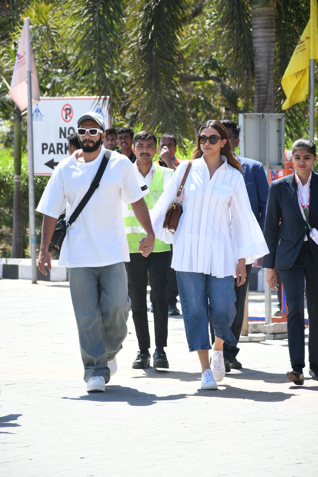 बेबी बंप छिपाते दिखीं दीपिका