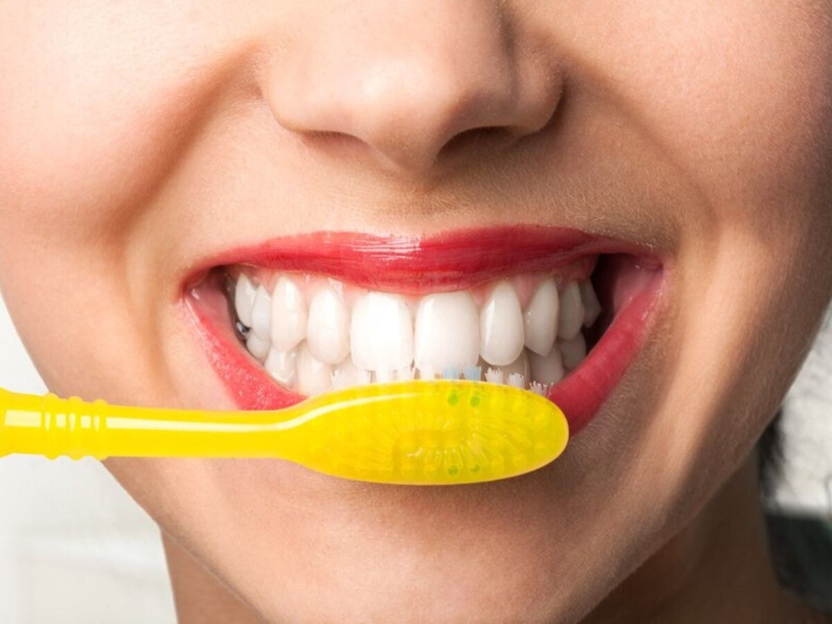 National Dentist Day: आपके पीले दातों ने छीने ली है आपकी मुस्कान? तो एक्सपर्ट के ये टिप्स आएंगे काम!