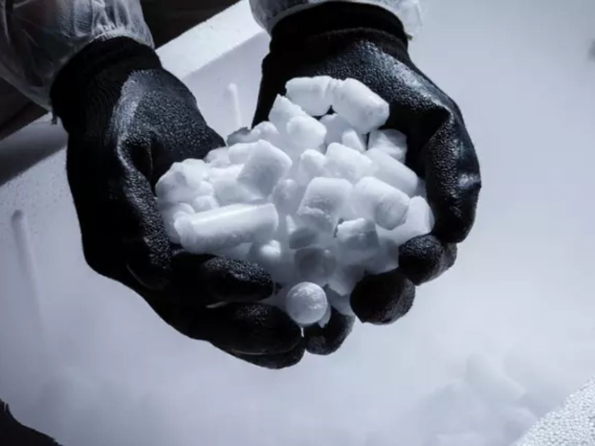 Dry ice risk: क्या होती है सूखी बर्फ, जिसे खाकर गुरुग्राम में लोग करने लगे थे खून की उल्टियां? Dry ice risk: क्या होती है सूखी बर्फ, जिसे खाकर गुरुग्राम में लोग करने लगे थे खून की उल्टियां?