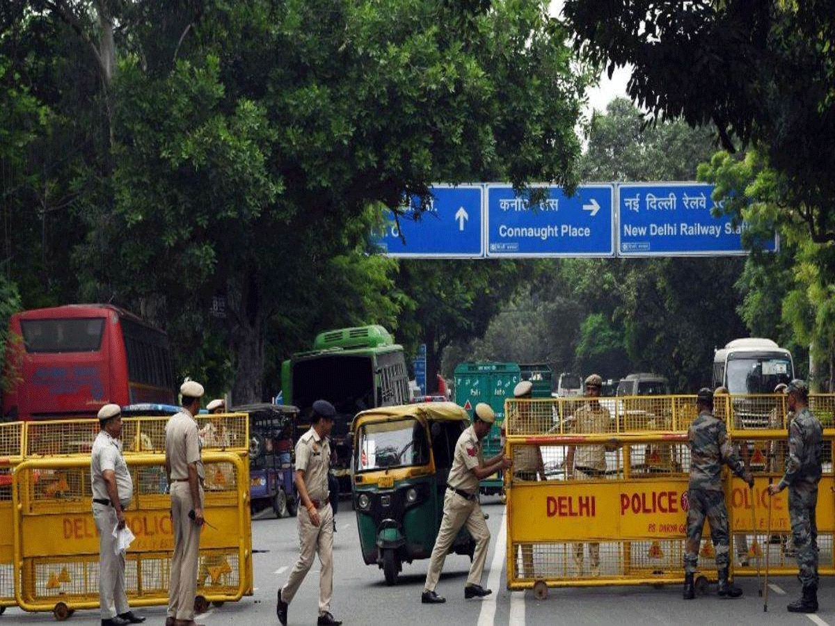 Delhi Police Advisory: दिल्लीवाले जाम के लिए रहे तैयार! रेलवे, मेट्रो स्टेशनों पर पुलिस व अर्धसैनिकों की बड़ी सेना तैनात, धारा 144 लागू