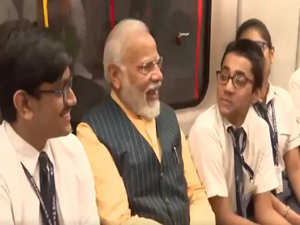 पीएम मोदी ने कोलकाता में भारत की पहली अंडरवाटर मेट्रो रूट का किया अनावरण; छात्रों के साथ की यात्रा, देखें- Video
