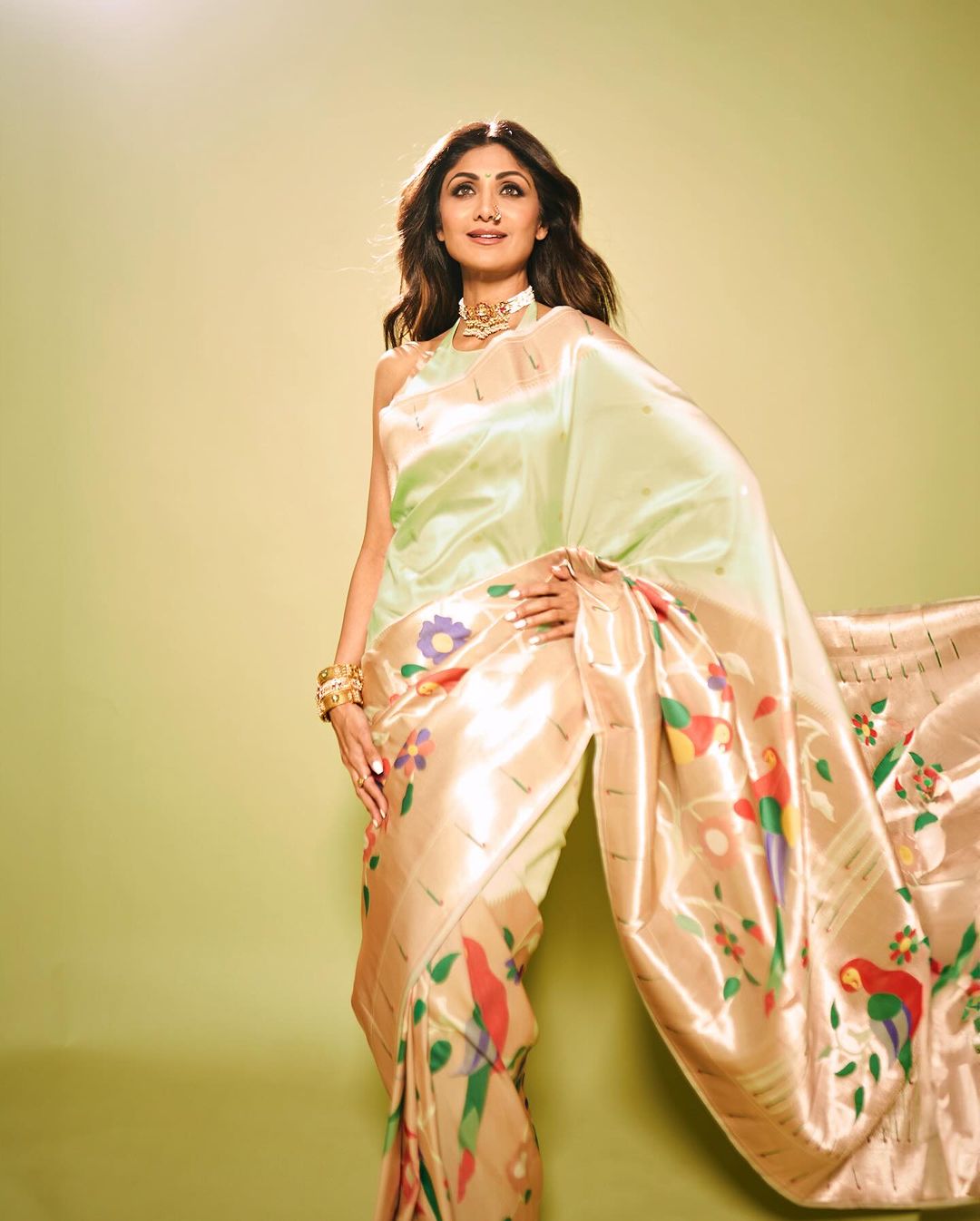 shilpa shetty drop post in saree check actress look details photos | बहुत  खास है शिल्पा शेट्टी का ट्रेडिशनल लुक, 48 साल की उम्र में भी दिखती हैं  जवां, देखें Photos | Hindi News,